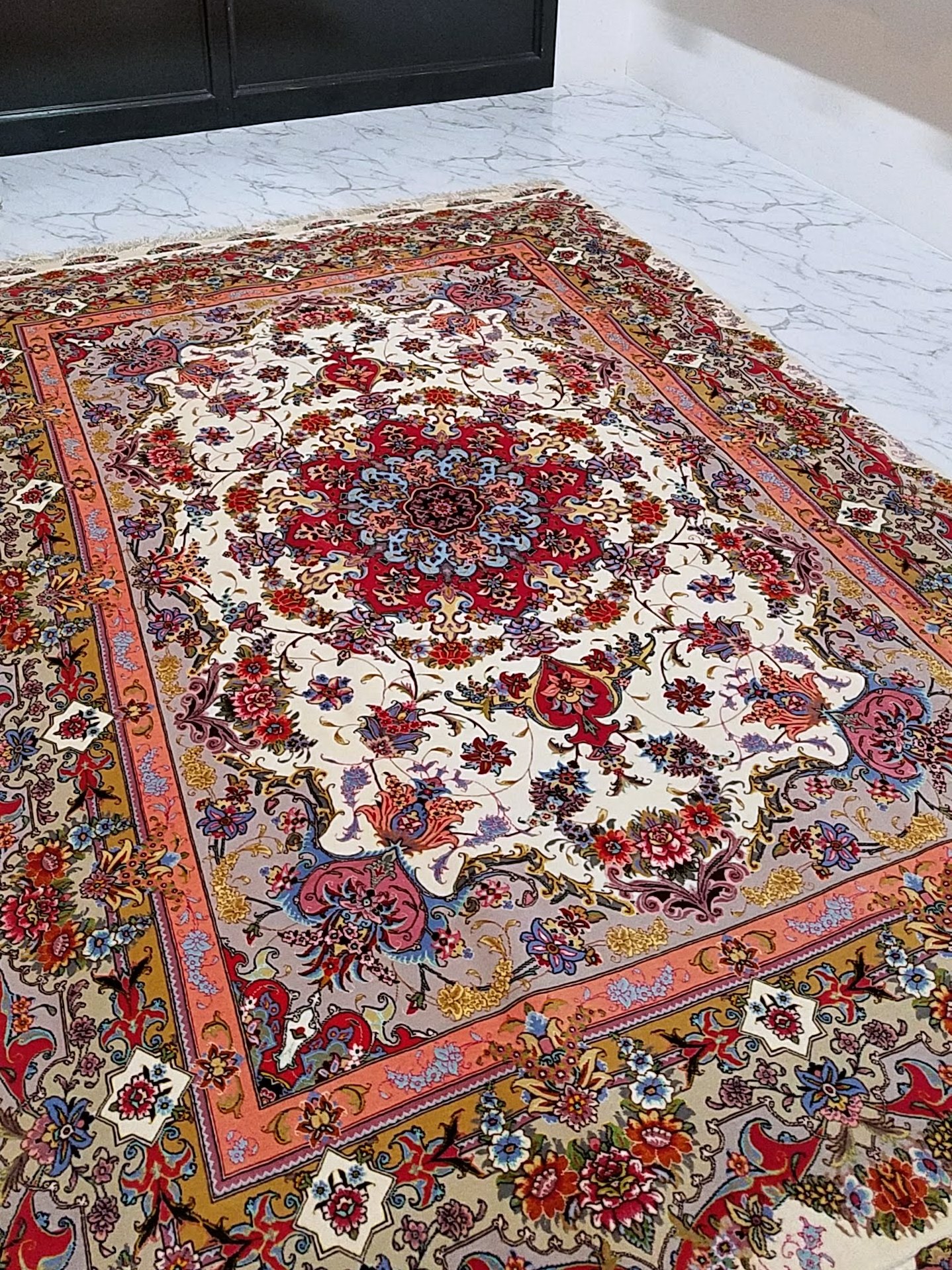 タブリーズ産コルクウール製ペルシャ絨毯
